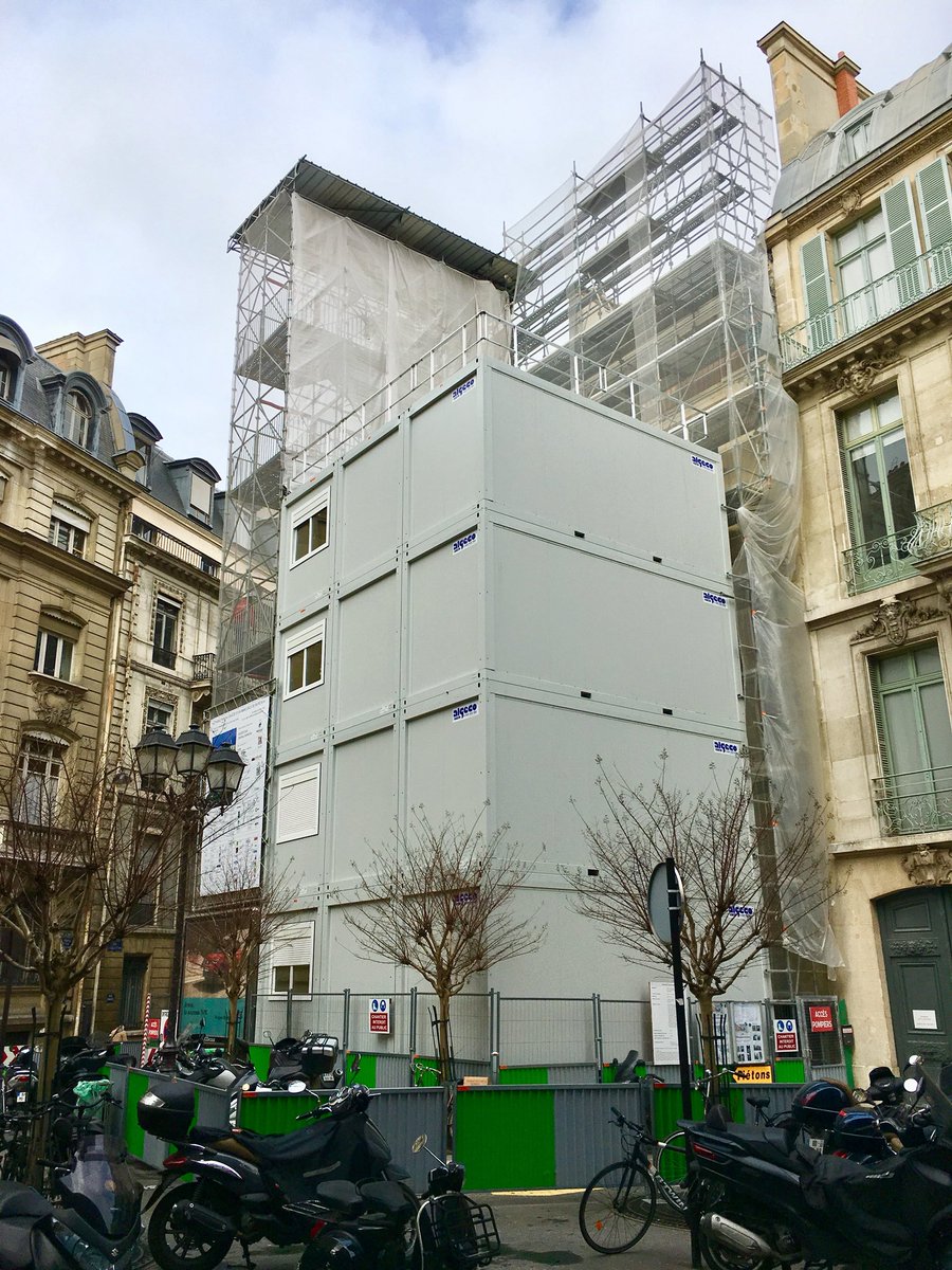 FlageulMickael's tweet photo. Petite superposition urbaine de nos modules stable au feu ! #paris #chantier #constructionmodulaire #basevie https://t.co/rp19YUfZSR