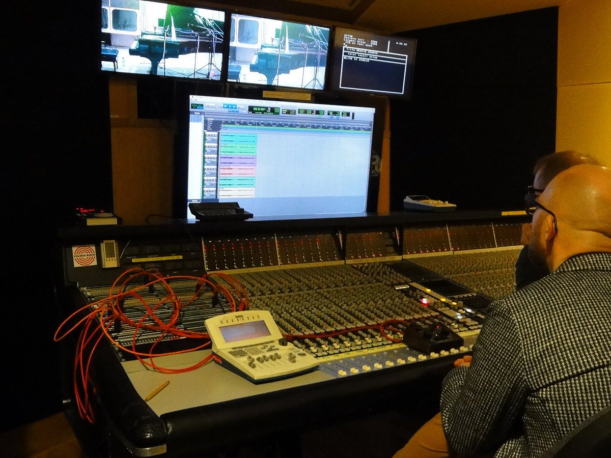 HumAudioDevices's tweet photo. #RafałKulczycki  -  #recording session of his solo album. Famous S4 studio, #PolishRadio, Warsaw. Lgendary #LeszekKamiński as sound enginneer. #HumAudioDevices #RS2 #stereo #ribbon #microphone used on Steinway D grand piano. https://t.co/HHpNOvYGUg
