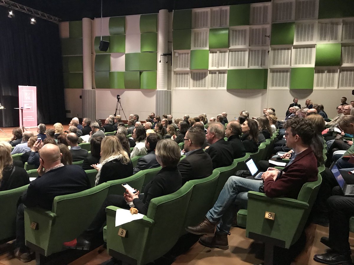 annacokorilo's tweet image. Årets Riksting för västerländsk konstmusik har utbildningsfrågor, programläggning och politisering av kulturen i fokus. @CillaBenko hälsar välkommen alla oss musikkollegor som gemensamt stärker konstmusikens roll i samhället. @Berwaldhallen @sverigesradio #riksting18 #scenkonst