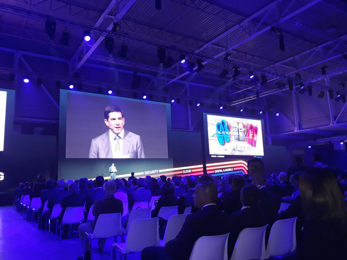 elobor's tweet photo. #MilanoDigitalWeek #digitalisrunning @catainformatica @TS_TalkS2018 si comincia https://t.co/hhH1KsJmsZ