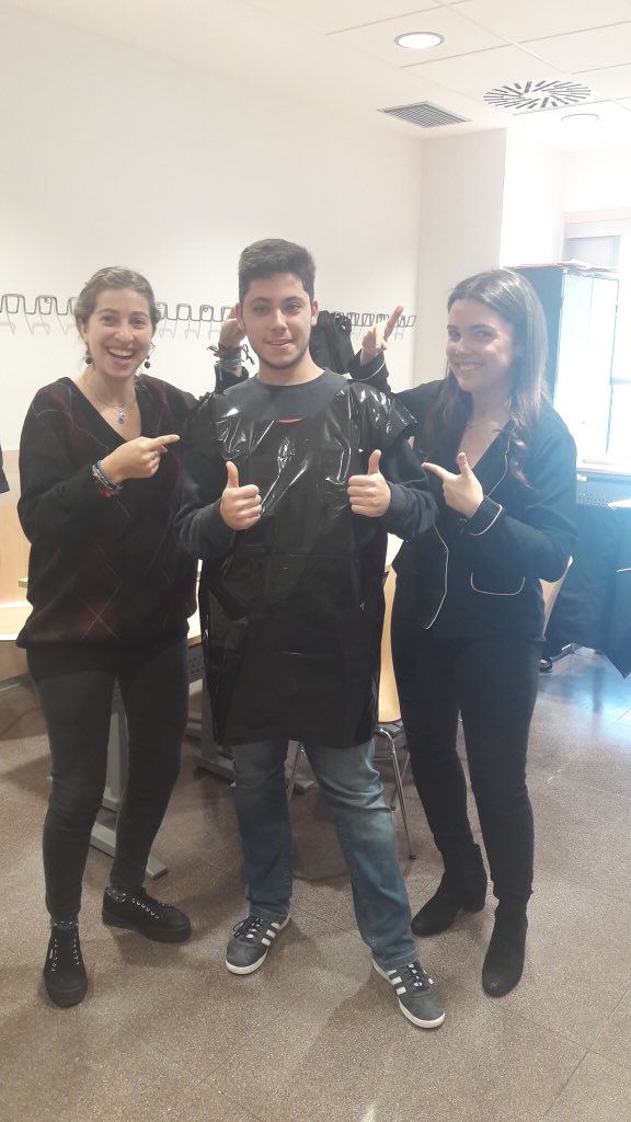 teresagl96's tweet photo. Trabajando en equipo, diseñando una prenda en 20 minutos. Aprendiendo con retos. #EscuelasCreativas #aitziaguirre #EECC https://t.co/ID4DhFR0XO