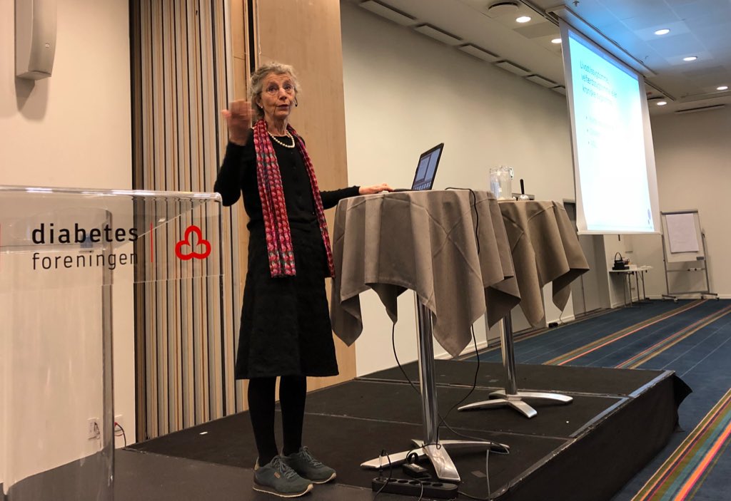 DiabetesDK's tweet photo. Professor Signild Vallgårda fra Inst. for Folkesundhed: Det er ikke kun din adfærd, der bestemmer, om du får type 2-diabetes. Bl.a. også arv, miljø, sociale relationer spiller ind. #DiabetesUpdate18 #sundpol https://t.co/N0jvoCDyB4