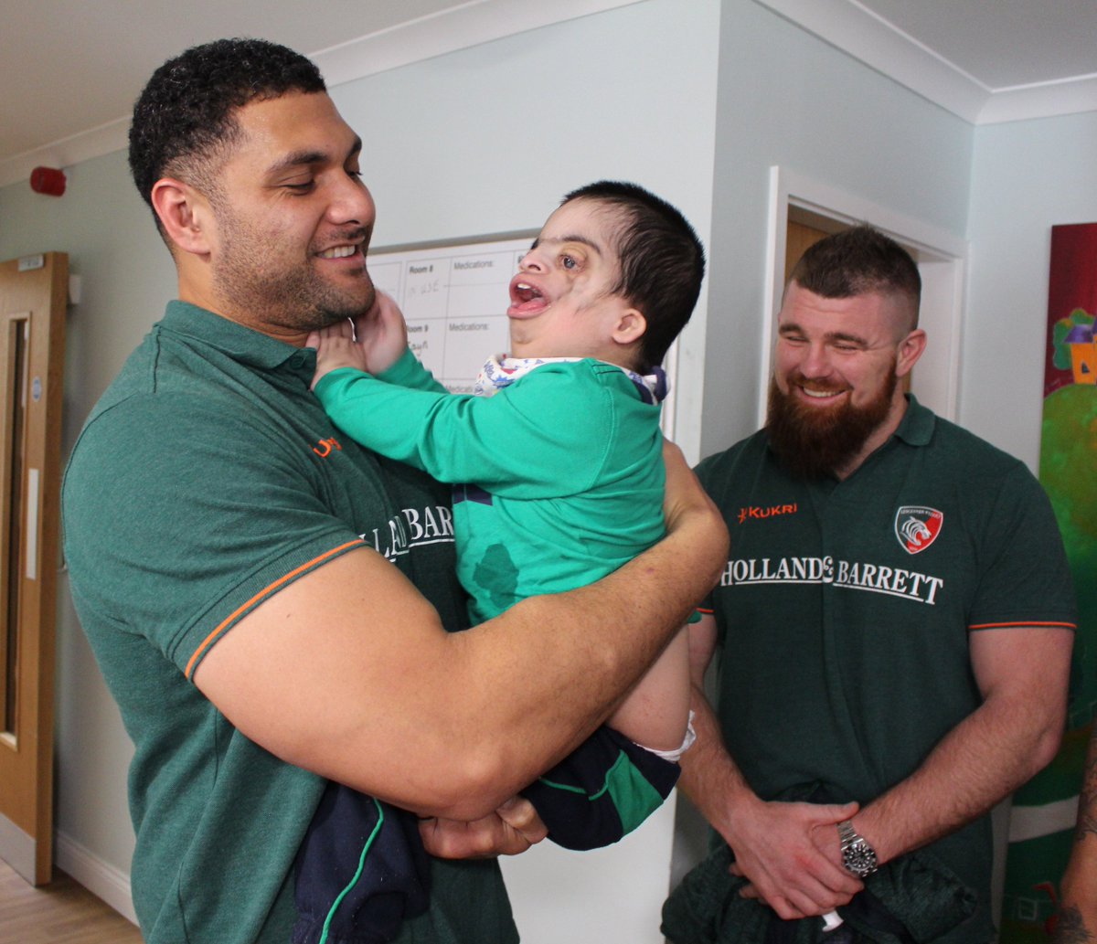 RainbowsHospice's tweet photo. Yipee try-yay! We had an amazing afternoon with @guiggs66, @mikyrispoli, Sione Kalamafoni and Valentine Mapapalangi from @LeicesterTigers. Thank you for popping by and making the day for our children and young people... oh, and our staff! 🐯🏉🌈 https://t.co/E7UnqbDHqh