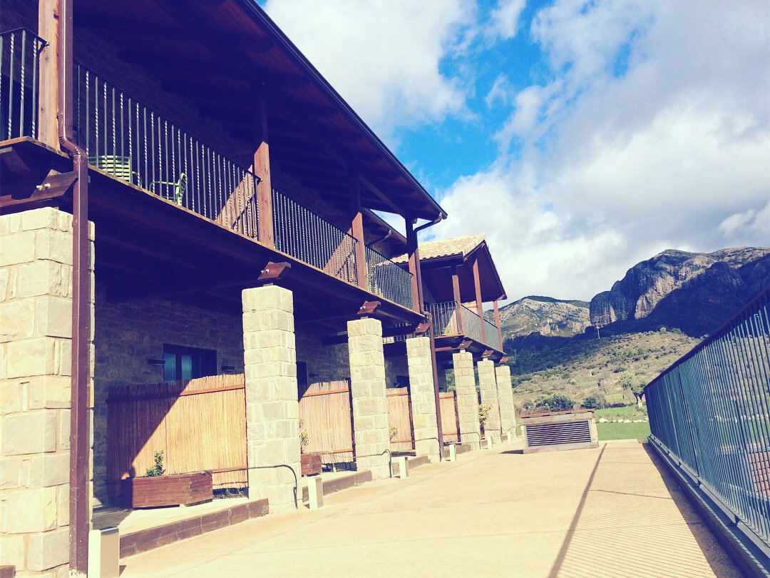 SPAmallos's tweet photo. Hoy nos da tregua la lluvia y desde nuestras habitaciones con vistas, podemos apreciar la imagen tan pintoresca que nos dejan los Mallos hoy!! #FelizJueves  @ReinodeMallos #MurillodeGallego #TurismoAragon @aragonturismo @ZaragozaTurismo https://t.co/nrlTV4k43k