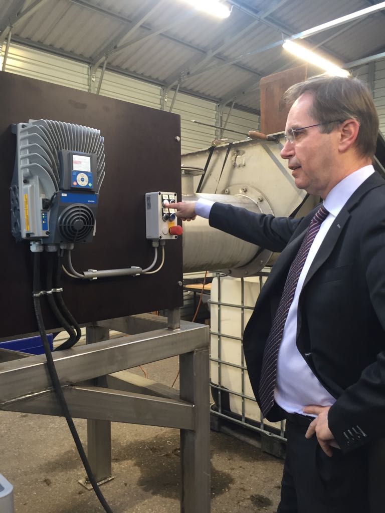 Wethouder René Peeters heeft gisteren de eerste Grondstoffenstraat van Nederland geopend! #circulaireeconomie #stadzonderafval #GCA 
Lees hier meer: gca-almere.nl/eerste-grondst…
