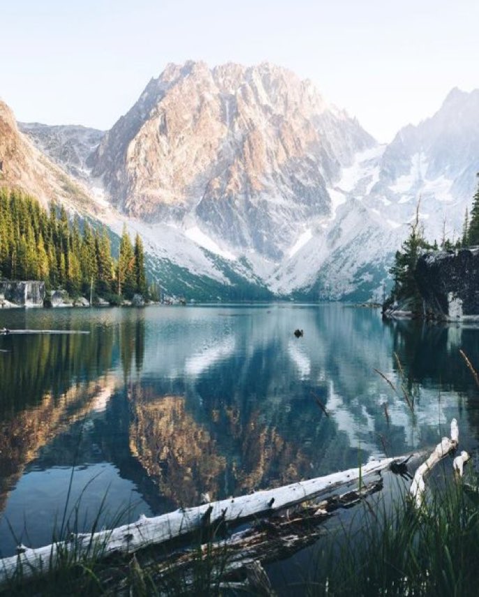 maxaason's tweet photo. If you were waiting for a sign to get out and explore the world, this is it 🙌🏼 📸 Elliot Hawkey at Colchuck Lake, Washington https://t.co/vsfuNUokv1
