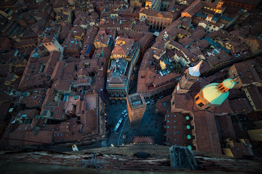 Ieri un mio ex studente è salito sulla Torre Asinelli per fotografare #Bologna dall’alto 

Guardate che spettacolo!   

foto di Vladi Obschenko
