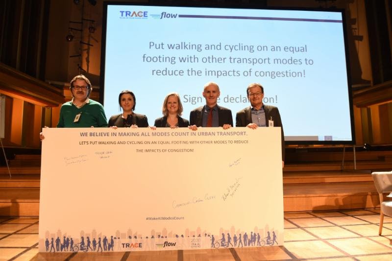 Politicians signing TRACE FLOW declaration