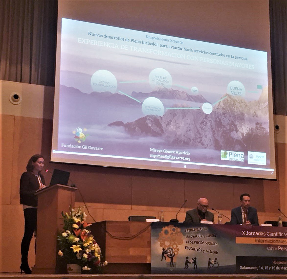 Fgilgayarre's tweet photo. Mireya Gómez, de @Fgilgayarre, sobre la experiencia de transformación con personas mayores, "Convirtiendo la espera en esperanza" en en el Simposio Institucional @Plenainclusion para avanzar hacia servicios centrados en la persona #jornadasdiscapacidad2018 @INICO_usal 👴👵 https://t.co/rB7zFJ8XIl