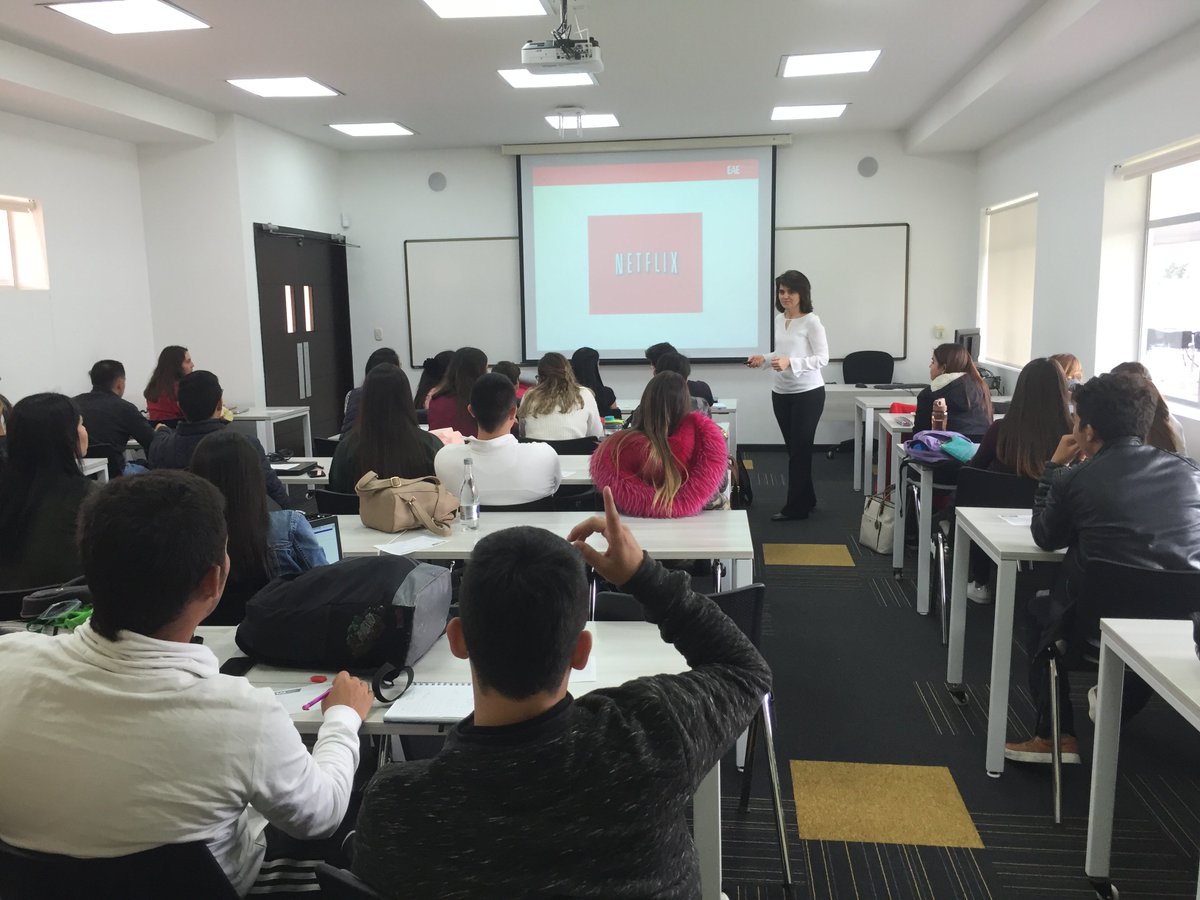 EAE_B_School's tweet photo. Todo un éxito el #EAETour celebrado esta semana en #Colombia. Os dejamos algunas de las fotos de la conferencia sobre el Caso @netflix impartida por la profesora de EAE Business School @carmengoytre . https://t.co/sSExmTCCZn