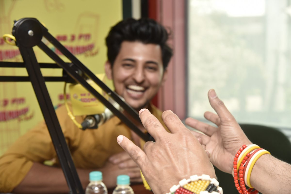 MirchiJeeturaaj's tweet photo. ok so just send me ur nos if u know any ssc or hsc student gimme his her name and centre name don;'t send the student's nos send ur nos and give the student this gift hamoper with @crossword_book & @DarshanRavalDZ t shirt pendrive write #MirchiStudent do send ur numbers https://t.co/nhq0y5g9pU