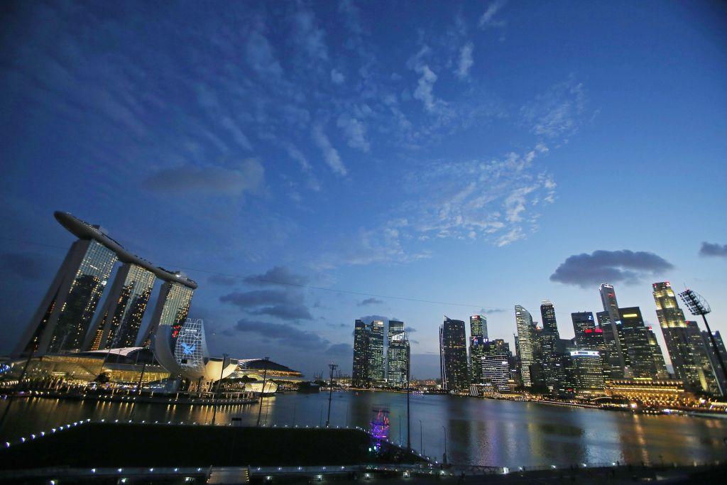 TODAYonline's tweet photo. World's costliest cities:
#1: Singapore 🇸🇬 
#2: Paris 🇫🇷 &amp; Zurich 🇨🇭
 https://t.co/7YpdSuXyMK https://t.co/UP2FU8ItpB