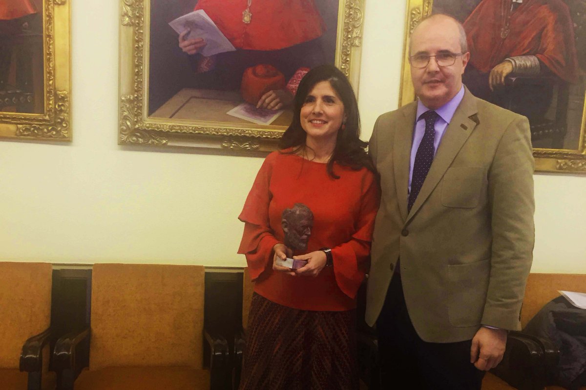 USPCEUprensa's tweet photo. Nuestra profesora de @historiaceu @HumYComCEU @MariaSaavedraI ha recibido el Premio ‘Rafael Altamira’ gracias a su trabajo de investigación sobre la figura del célebre historiador. ¡Enhorabuena! #CEUSanPablo
https://t.co/ZVORxRVLdv https://t.co/umPJfGZGah