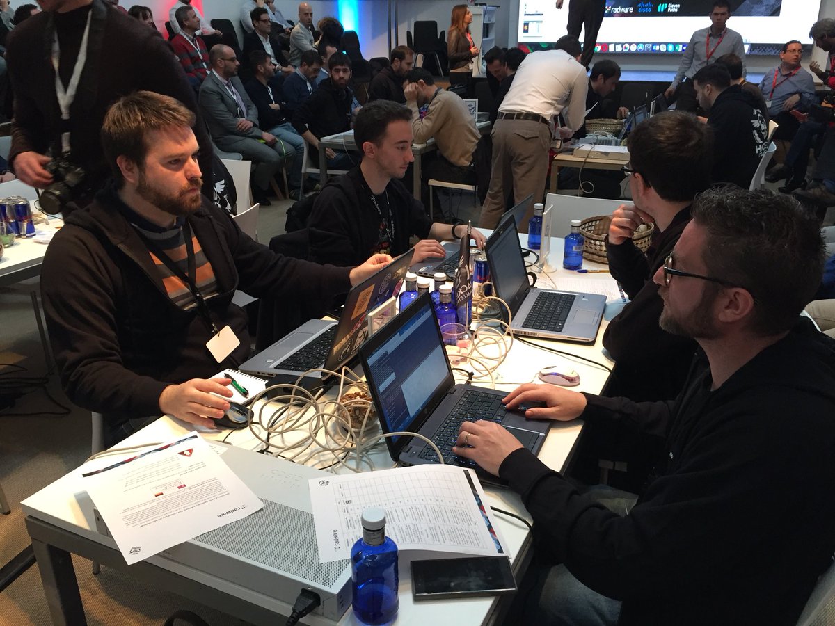 psaneme's tweet image. El equipo de #hackers de @Telefonica en el #HackersChallenge en Madrid