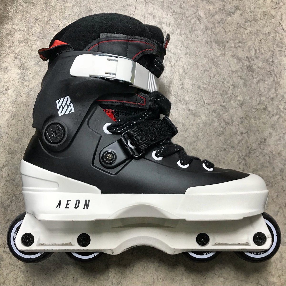 TakeshiYasutoko's tweet photo. 新しいブーツきた!!!!
このカラーリング最高。
日本では @deeport_web で購入できます!
Thanks @USD_Skate ✨
#usdskates #usdaeon #myfit #deeport https://t.co/WjiIXuCAXE
