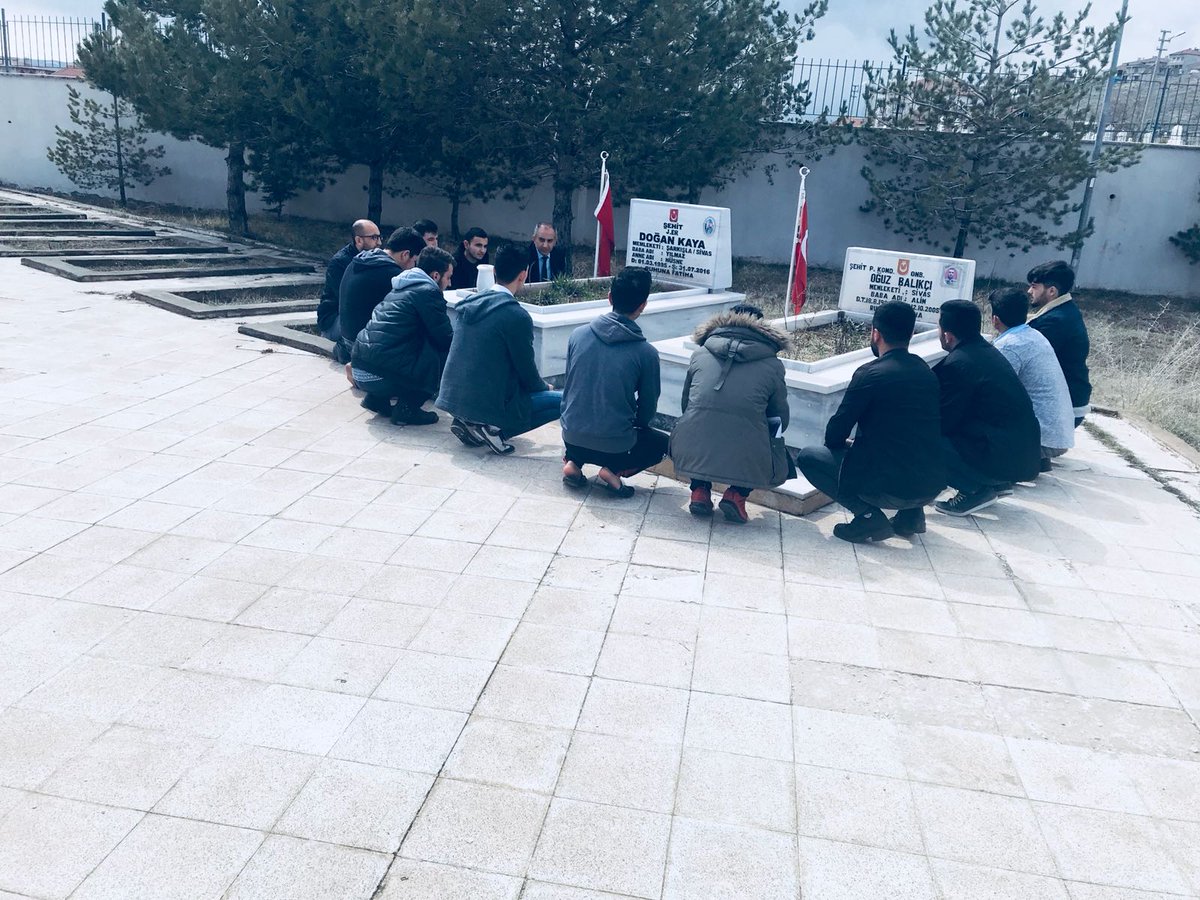 SivasKYGM's tweet photo. "Vurulup tertemiz alnından, uzanmış yatıyor,
Bir hilal uğruna, ya Rab, ne güneşler batıyor!"
Şarkışla yurdu öğrencilerimiz şehitlik ziyareti yaparak dua ettiler.
#KYKMehmetçiğinYanında https://t.co/5EUQQlED8F