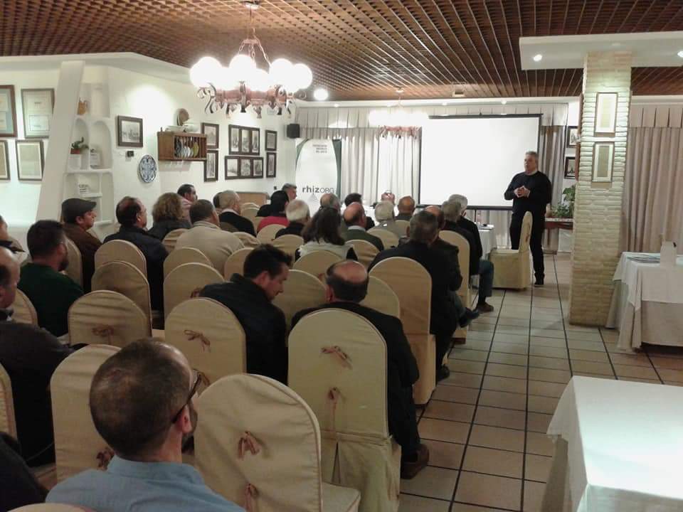 gregorgomezruiz's tweet photo. Espectacular charla con nuestros amigos de La Veratense, y agricultores de la zona, la semana pasada sobre bioestimulacion en cítricos, olivar, almendros, melones y sandías con EMEORO MIX (potenciador biológico a base de micorrizas) y RHIZORG ( potenciador orgánico de suelo). https://t.co/JTSSR9QhrX