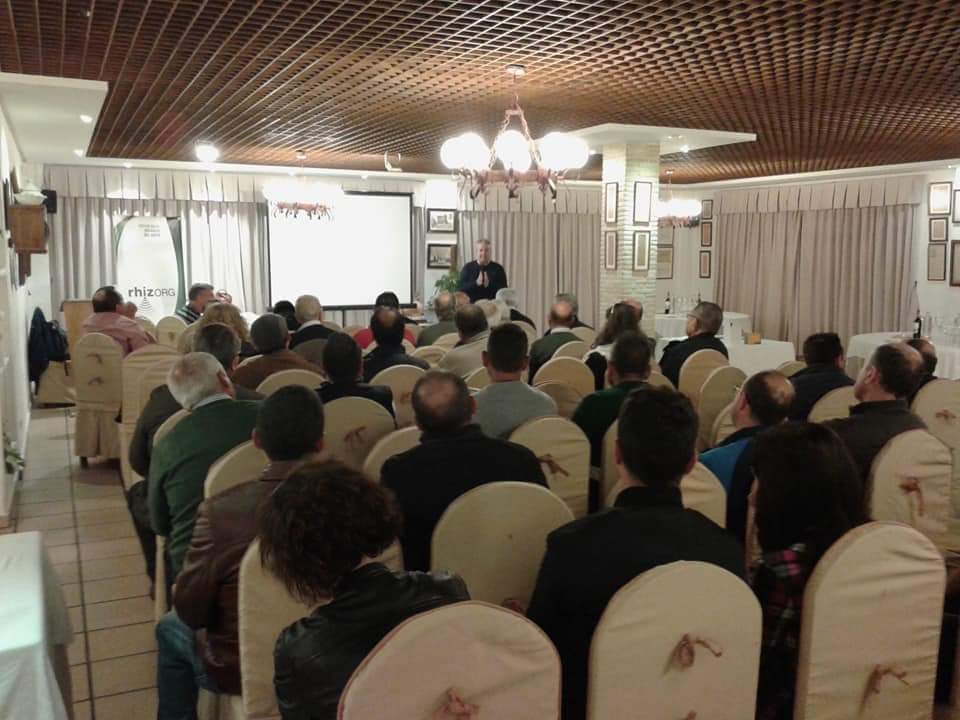 gregorgomezruiz's tweet photo. Espectacular charla con nuestros amigos de La Veratense, y agricultores de la zona, la semana pasada sobre bioestimulacion en cítricos, olivar, almendros, melones y sandías con EMEORO MIX (potenciador biológico a base de micorrizas) y RHIZORG ( potenciador orgánico de suelo). https://t.co/JTSSR9QhrX