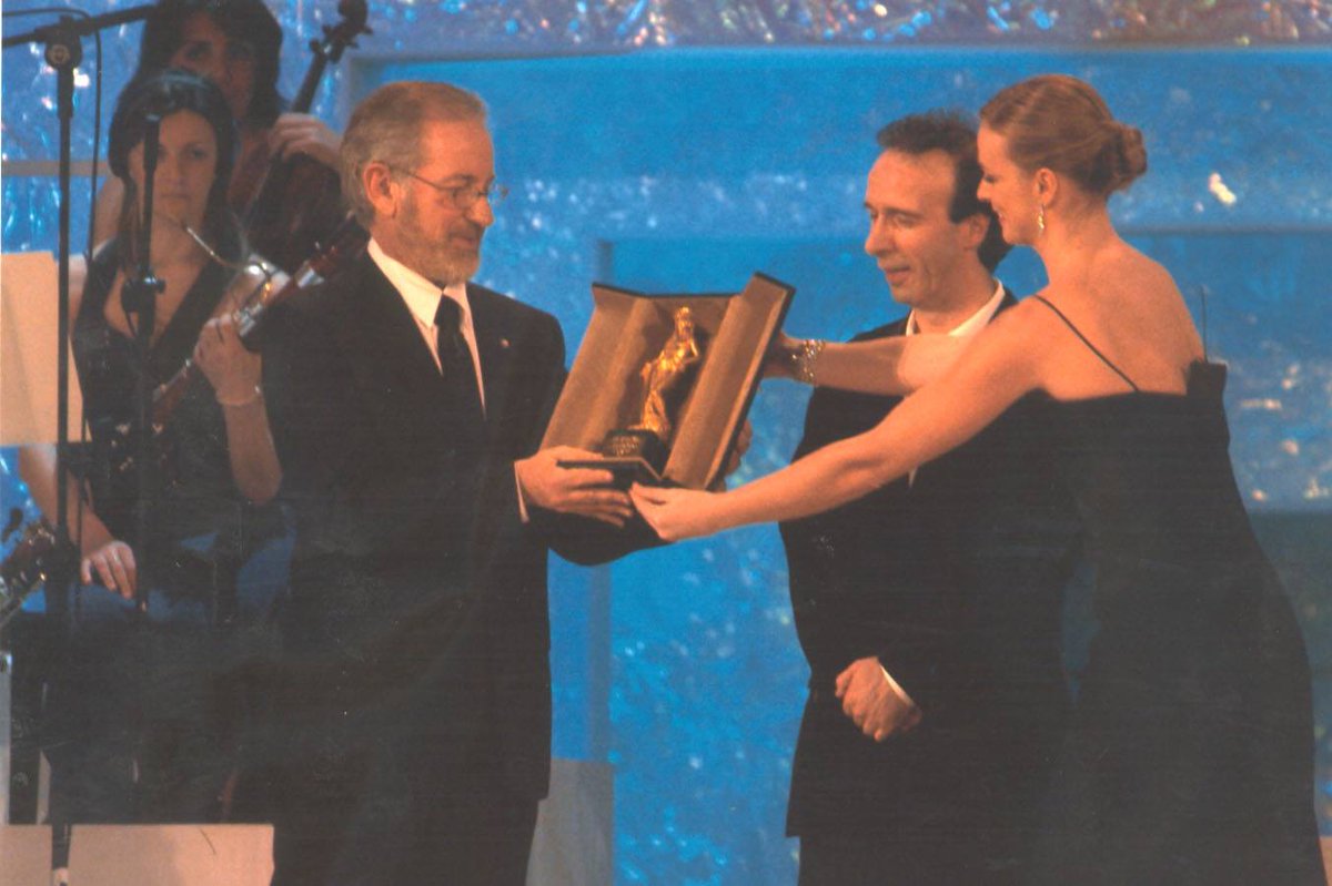 PremiDavid's tweet photo. #StevenSpielberg riceverà il #DavidallaCarriera alla 62ª edizione dei Premi #DaviddiDonatello. “Siamo emozionati e onorati di consegnare il #DavidallaCarriera a #StevenSpielberg – ha detto @PieraDetassis –  fra i pochi che hanno realmente segnato la storia del #cinema" https://t.co/n8IdXOvjZy
