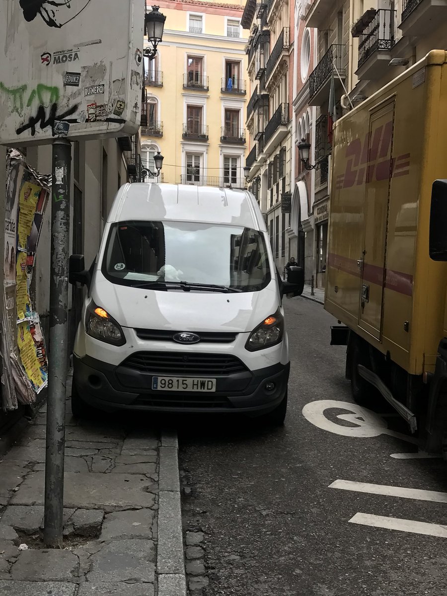 Resultado de imagen de furgonetas aparcadas en la acera