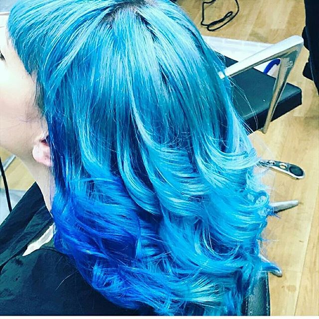marcantonihair's tweet photo. π SINGING THE BLUE'S π
Vibrant Blue colour & finish by Alex, our Bracknell Salon Stylist @marcantonihair #marcantonihair #Bracknell #thelexicon #bracknellsalon #bluehair #vibrantblue #hairsalon #stylistdoitbetter #wella #wellacolour #hairdresser #colourcreate #wellahair https://t.co/vQF4B8O5mN