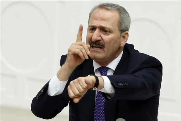 karadenizChe's tweet photo. 👉 Zarrab'tan 240 bin dolarlık saat, 50 milyon Euro rüşvet alan Zafer Çağlayan siyasete geri döndü

👉 Önce cami yaptırdı

👉 Sonra Mersin'den delege seçildi 

👉 Böyle seçmen olduğu sürece bu ülke daha çok Çağlayan, jet Fadıl ve Çiftlikbank tosuncukları yetiştirir
Reza-let❗️ https://t.co/fj2JKEASwm