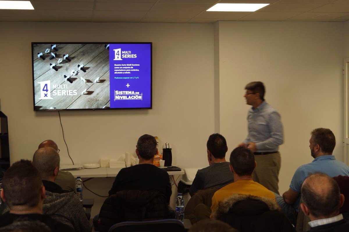 Peygran's tweet photo. Hoy, en nuestras instalaciones, de Jornadas de Formación con nuestros amigos de @bricomart #SistemaNivelaciónPeygran #Multispacer #cerámica #arquitectura #juevesdearquitectura #felizJueves #tileleveling #alicatador #solador #azulejo https://t.co/W2YiWOy2a5