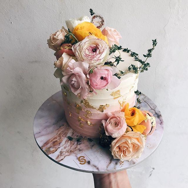 ... WEDDING CAKE ...
fiori freschi e mille strati di vaniglia = la torta dei sogni 💗💗💗

#matrimonio #weddingcake #weddinginspo