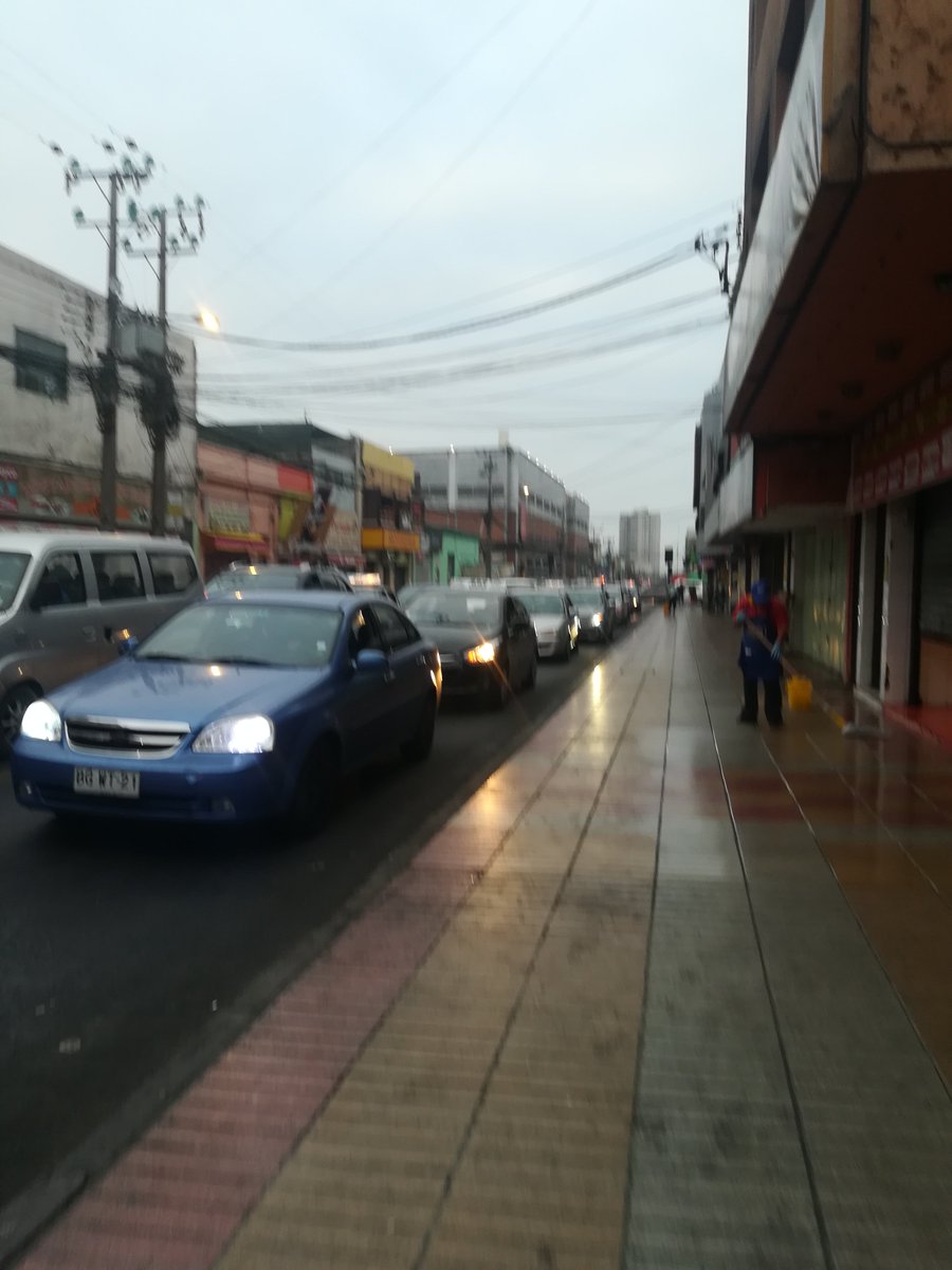 pauandpal's tweet photo. cómo se supone que uno llegue temprano al colegio y al trabajo con estos tacos? #Antofagasta https://t.co/7UNKHhpX6F