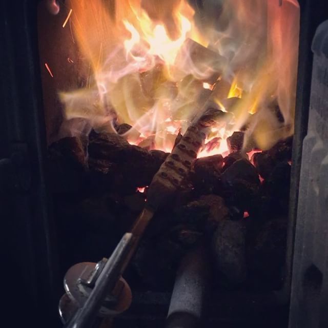 skullandspade's tweet photo. Heat treat complete! The beast grows stronger!
#holyheattreat #blade #cutlass #apirateslifeforme #forgedinfire #hackforge #blacksmith https://t.co/NG59L3XZdI https://t.co/OvlrruIdsi