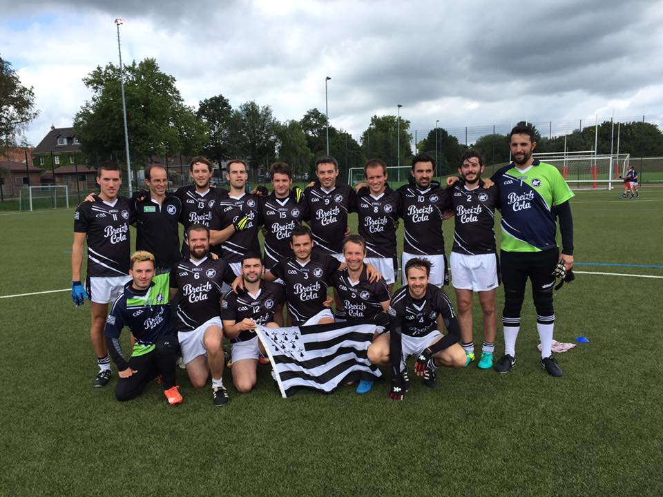 # Ma leçon de football gaélique en breton

Nouvelle rubrique ! Chaque semaine un nouveau mot en breton.

Aujourd’hui : « Skipailh ». Qui saura traduire en français ? (une belle photo en indice)

Envoyez nous vos suggestions en MP pour la leçon de la semaine prochaine.