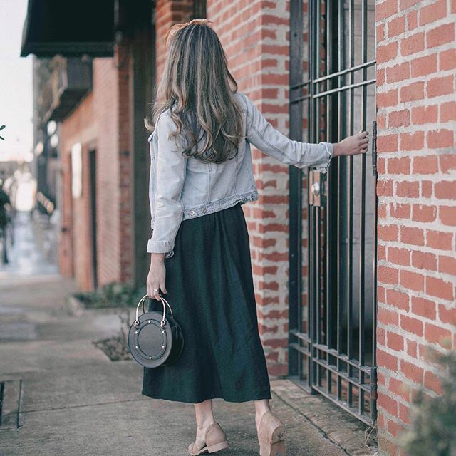 emilylew's tweet photo. Almost dresses-on-repeat season 🌻
.
.
.
.
.
.
.
.
#dressseason #abmlifeiscolorful #abmlifeisbeautiful #wearingblack #currentlywearing #pursuepretty #flashesofdelight #springstyle #freepeopledress #streetstyle #warmweather #yeahthatgreenville #someprettything #greenvilleblogg… https://t.co/optWTM2Muy