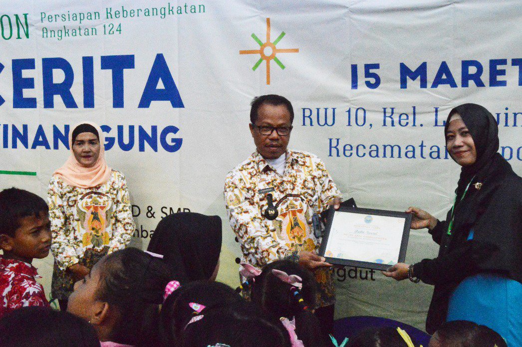 PK124_LPDP's tweet photo. 2. Lokasi pertama yang kami kunjungi adalah SDN Leuwinanggung 2 Depok. Acara dibuka oleh Lurah Leuwinanggung dan PIC PK LPDP @mohkamiluddin . #LPDPinAction #PK124 #ArsaCandradimuka @LPDP_RI https://t.co/rdwCPP5ybO