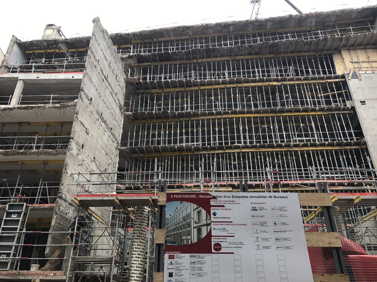 AmieWalsh1's tweet photo. Saw this impressive amount of propping today in #paris #acrowprop #buildingsurveyor #construction https://t.co/lZz0RkRUnt