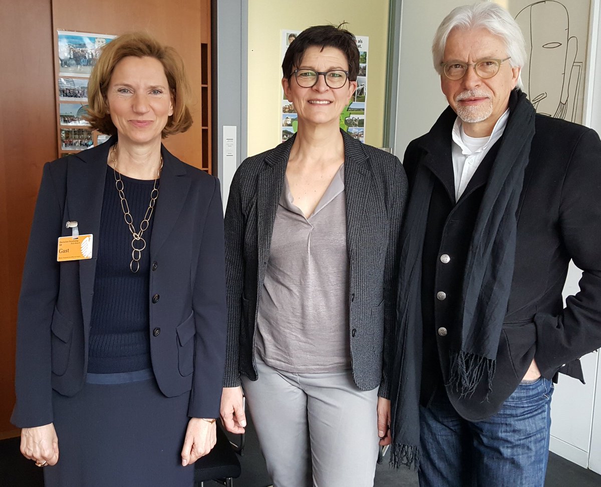 InfoZoes's tweet photo. Vorstandsmitglieder Dr. Claudia Thamm @bundesdruckerei (l.) und Lutz Diwell im Gespräch mit @EskenSaskia über #Cybersicherheit #Vertrauen darin #Datenschutz und wie @InfoZoes auf drängende Fragen dazu erfolgreich Antworten finden kann https://t.co/18ea0yaly0