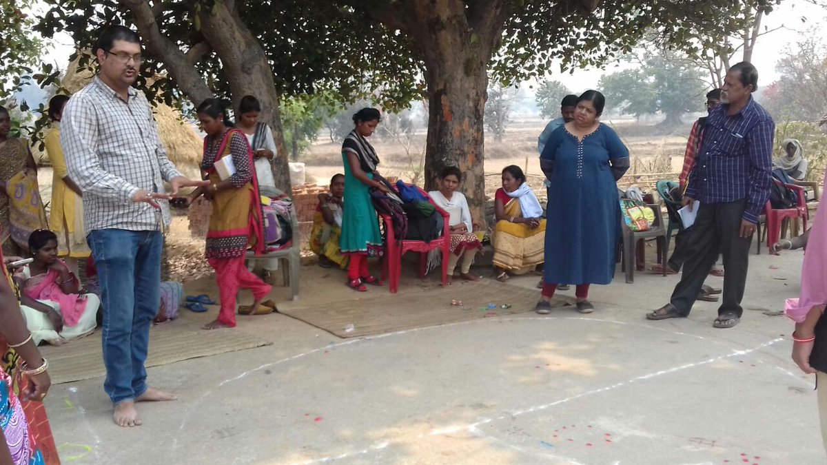 Baitarani_'s tweet image. @Baitarani_ giving thorough field training to parivesh sathi (youth) from @DishaFoundation @cause organization for #baselinedata collection for Study and Documentation of #ForestFood and Effect on #Malnutrition. Suported by @BMZ_Bund and @terredeshommes.