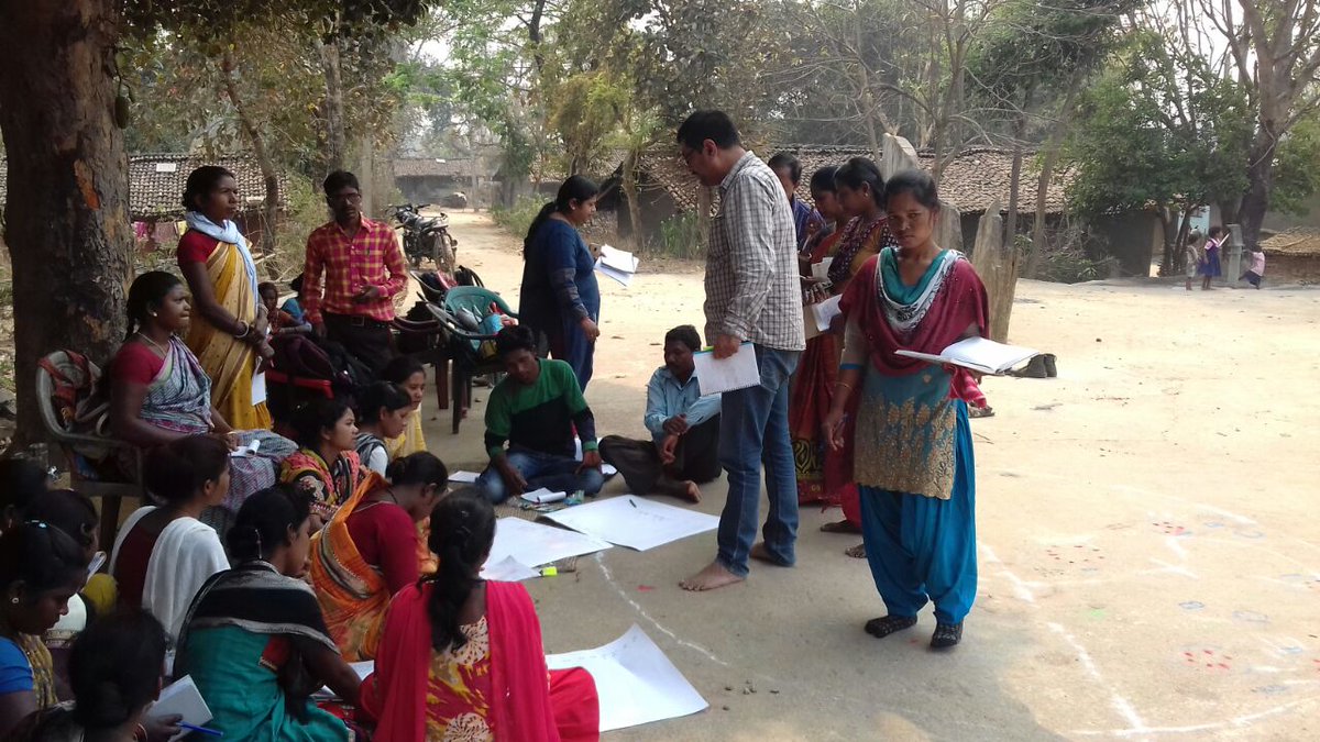 Baitarani_'s tweet image. @Baitarani_ giving thorough field training to parivesh sathi (youth) from @DishaFoundation @cause organization for #baselinedata collection for Study and Documentation of #ForestFood and Effect on #Malnutrition. Suported by @BMZ_Bund and @terredeshommes.