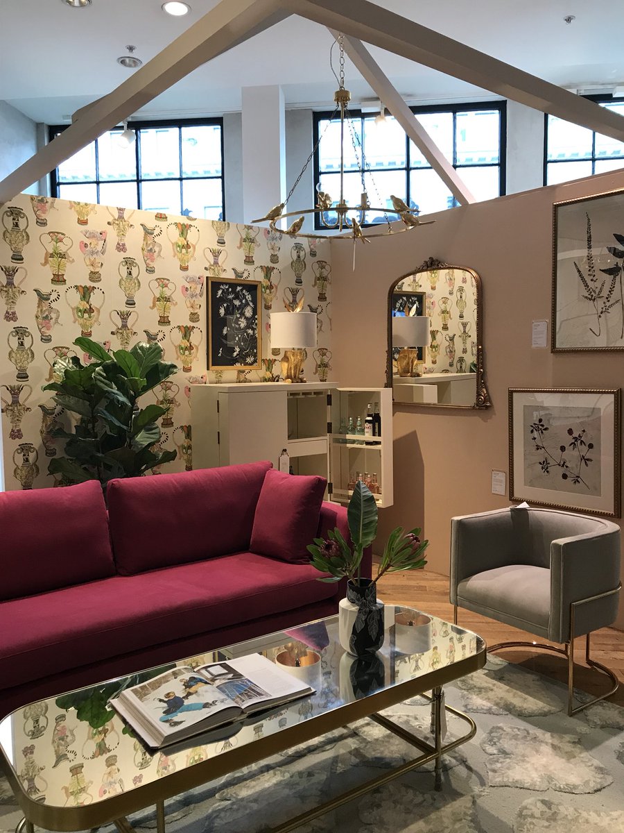 RinaTakei73's tweet photo. AnthropologieのMade to order furnitureのコーナー。
壁紙が可愛すぎる！自宅の壁をこれにする勇気は無いけど笑
でもヒョウのやつだったら1箇所だけとかならイケる気も？！無理か。

#london #anthropologie https://t.co/5GuHjgaIY5
