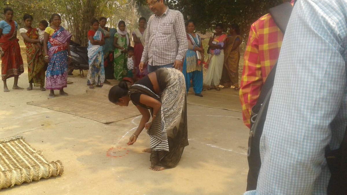 Baitarani_'s tweet image. @Baitarani_ giving thorough field training to parivesh sathi (youth) from @DishaFoundation @cause organization for #baselinedata collection for Study and Documentation of #ForestFood and Effect on #Malnutrition. Suported by @BMZ_Bund and @terredeshommes.
