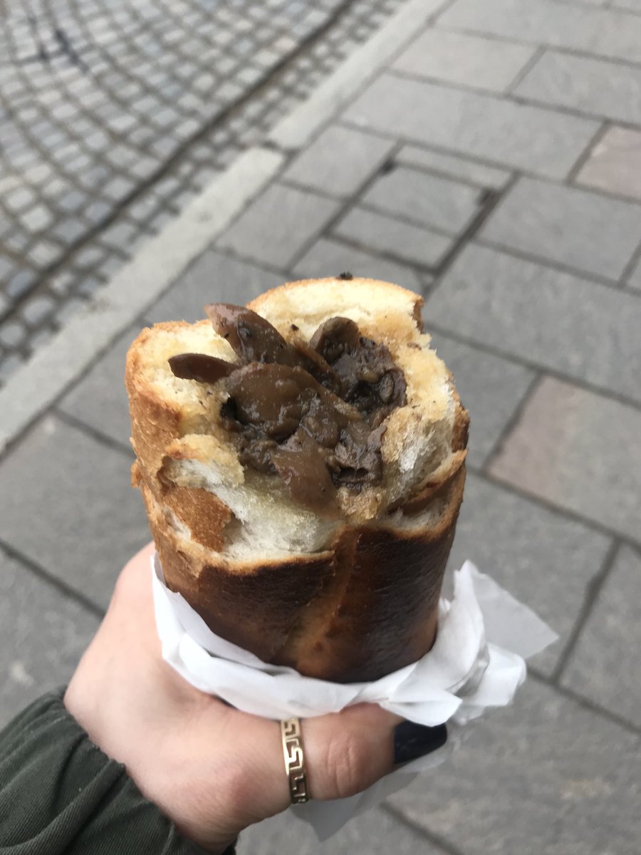 MagdaDlugosh's tweet photo. Ależ mam dzisiaj cudowny dzień !!! Tatarek, buła z pieczarkami, pączki od Zagoździńskich i jeszcze synek upiekł brownie 😍😍😍😋😋😋 #foodporn #tatarteam #brownie https://t.co/e20b52kcGq