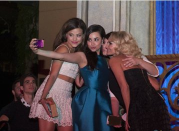 MellyPaxson's tweet photo. Descendants Selfie Queens!! ❤️💫😈💙🍎💜 What’s your best group selfie? #descendants #groupselfie #kiss #girls #tbt @descendants @SofiaCarson @Disney @DisneyChannel https://t.co/otcNU4qTg4