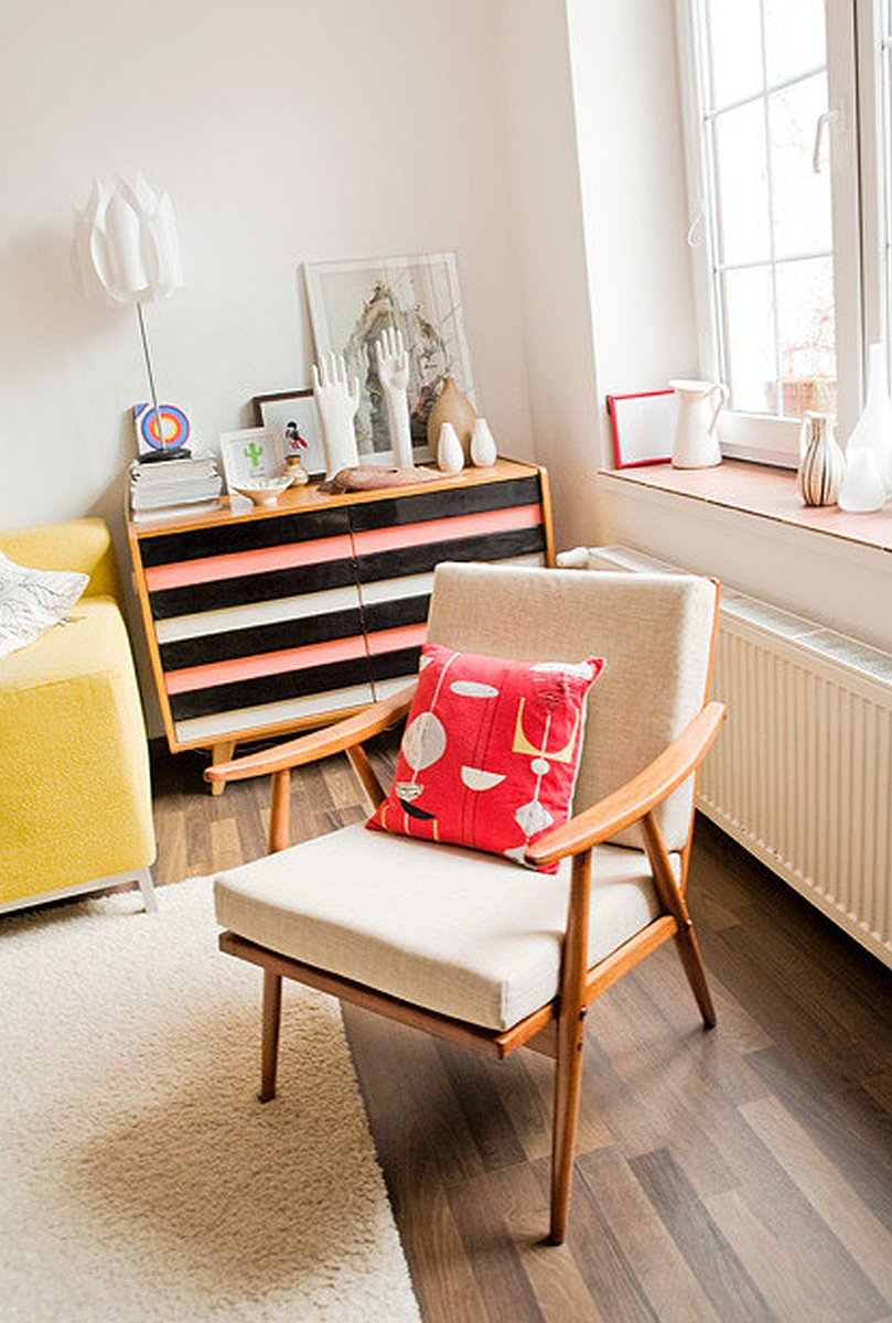 Les enfilades de Jiri Jiroutek sont un excellent choix pour apporter de la couleur à son intérieur, n'est-ce pas ? 
©Adelaparvu.com
#modernhome #interior123 #interiordesire #interiorstylist #houseenvy #midcenturymodern #design #housegoals  #interiordesign