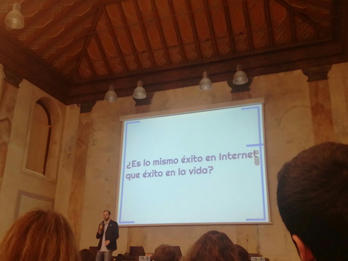 CarmenInmaculad's tweet photo. ¿Estar en Internet es como tener otra vida? Doble vida, doble moral, doble valentia...? #comma18 @comma_fcd @JeCabrero https://t.co/QsTS61nGh4