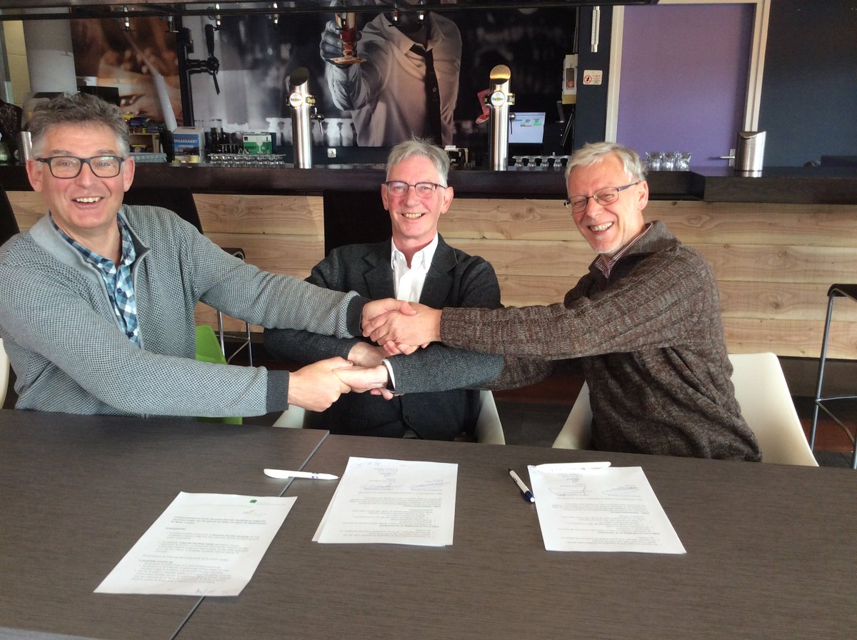 heuvelrugenergi's tweet photo. Gemeente en Heuvelrug Energie tekenen intentieverklaring eerste Postcoderoosproject op dak van De Binder, Leersum. Meedoen? Mail naar collectiefopwekken@heuvelrugenergie.nl
https://t.co/FfV6w3xmln https://t.co/TB8DIAYvHB