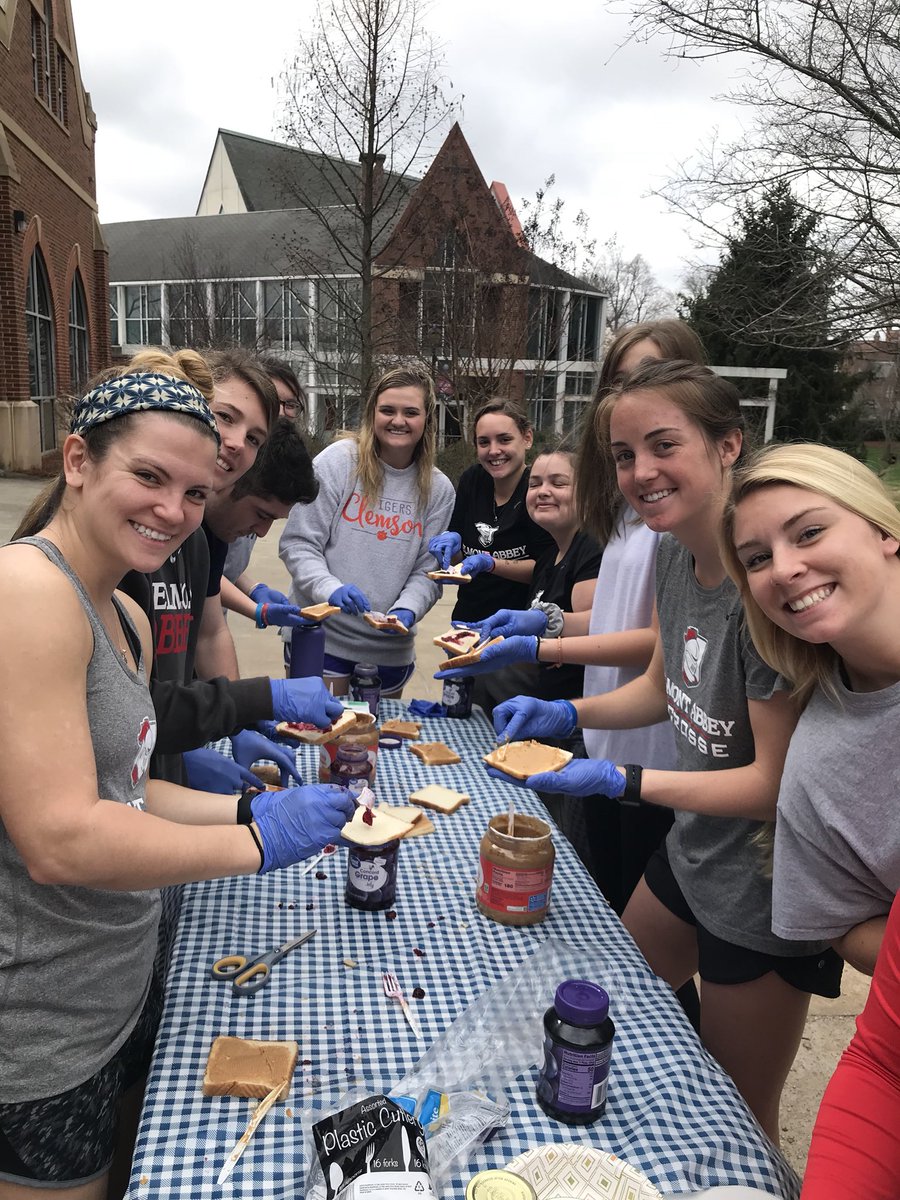 abbeyfh's tweet photo. A #tbt of all the teams @abbeyathletics joining @abbeywlax in their organization of #hashtaglunchbox #beahelp #teamworkmakesthedreamwork #community @HelperHelperApp https://t.co/Jw4dlXeHFt