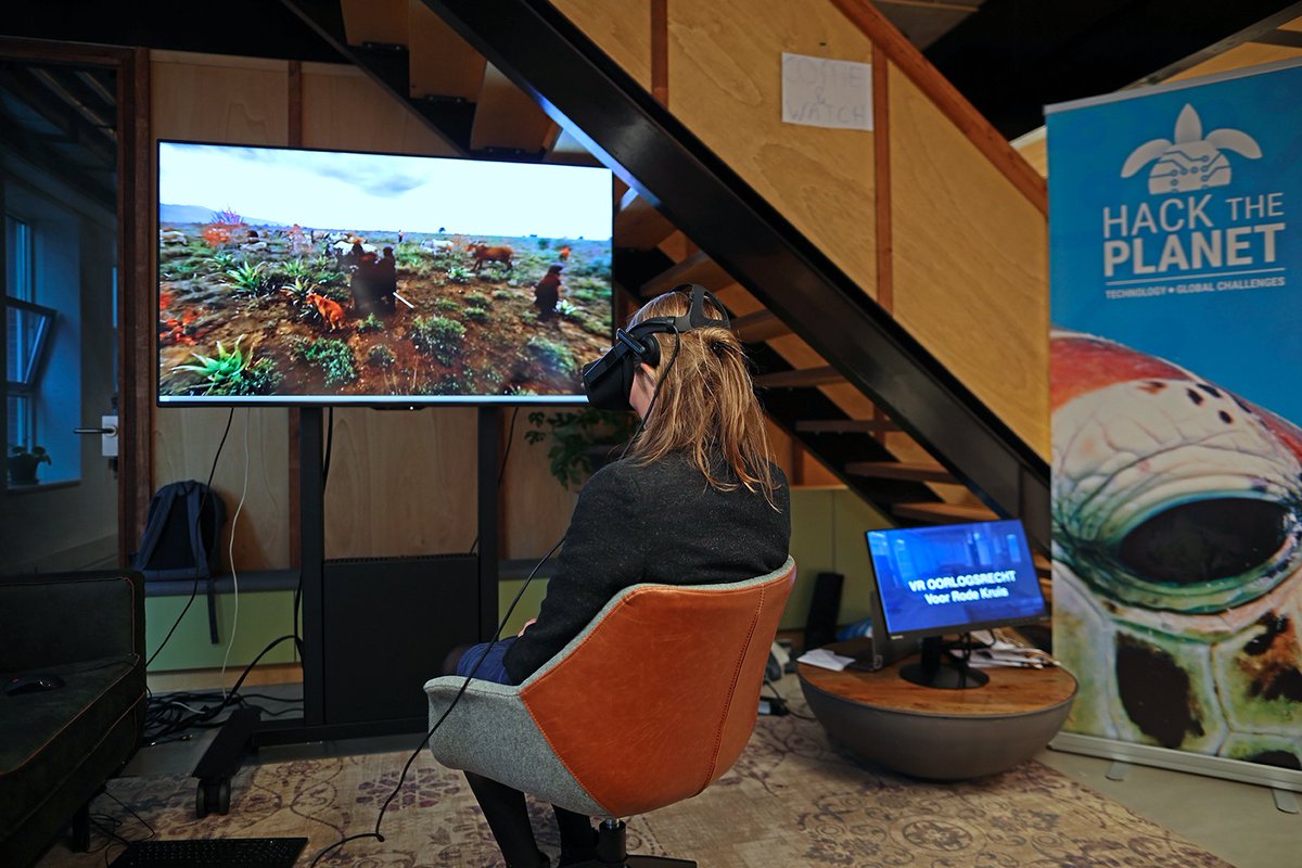 q42's tweet photo. Vandaag gaf onze venture @h4ck_the_planet een exclusieve sneak preview van de humanitaire VR-docu "Meat the Soldier" tijdens de opening van The Hague #HumanityHub. De première is tijdens het Movies that Matter Festival. Wil je ook een sneak preview? Check https://t.co/oAatW4YswA https://t.co/Mr0QPBO8z6