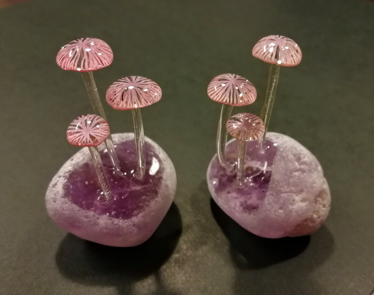 天然石から生えるキノコ 石からできた作品が美しい 透明感あって不思議な作品 想像力をかきたてられる造形 宝石の国に生えてそう などの声 Togetter