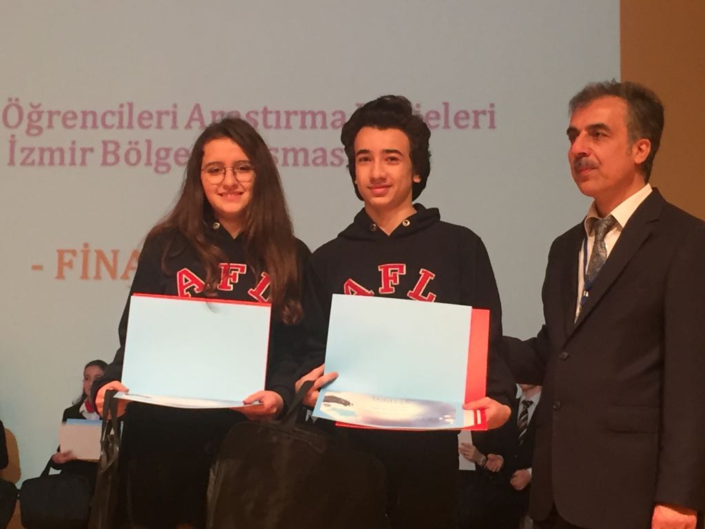 Aydın TÜBİTAK Yarışmalarına Damgasını Vurdu...
İzmir Bölge Yarışması Ödül Törenine katılan Müdürümüz Sayın <a href="/bycandiroglu/">Bilal Hoca</a> 2 Birincilik, 3 İkincilik,  2 Üçüncülük derecesi alan öğrencilerimizin haklı gururunu ve sevincini paylaştı...