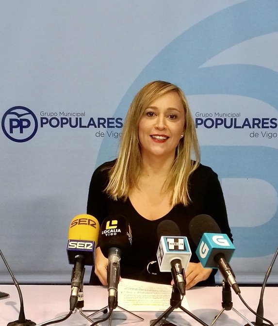 PPdeVigo's tweet photo. "#AbelCaballero tendría que explicar a la Ministra por qué hacía #baldeos y #fiestas_del_agua en alerta por #sequía. Además, #Vigo es la ciudad de España que menos incentiva el #consumo_responsable, al cobrarnos el Concello 30metros cúbicos aunque gastemos la mitad." @elenamunozf https://t.co/bKYVr2ypzg