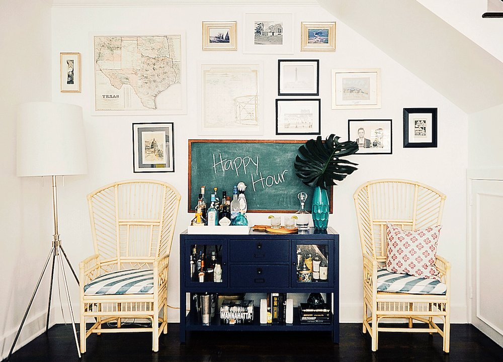 UrbanSimplicity's tweet photo. #ThirstyThursday ๐ท๐ฅ๐ธPro tip: Keep your bar #organized using cocktail trays to group together items. They keep things tidy and double as serving trays for guests! #barcartstyling #entertaining #palmbeach #southflorida #professionalorganizer #urbansimplicity #organizationtip https://t.co/bh7Yamee9B